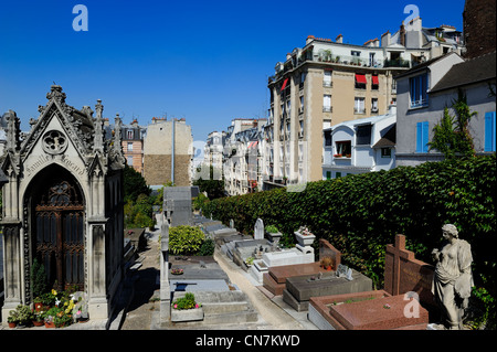 Frankreich, Paris, Butte Montmartre, Saint Vincent Friedhof umgeben von Gebäuden und das Grab des Malers Utrillo Stockfoto