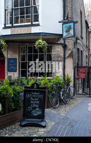 Der Eagle Pub Benet Street Cambridge zeigt den Hinterhof. Berühmt für die RAF-Bar von Kriegszeiten Trinker genutzt. Stockfoto