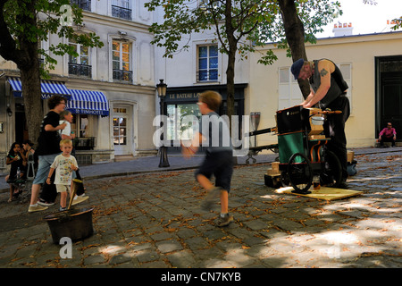 Frankreich, Paris, Butte Montmartre, Valmy ein Straßenmusiker mit einer Drehorgel am Place Emile Goudeau und das Bateau-Lavoir Stockfoto