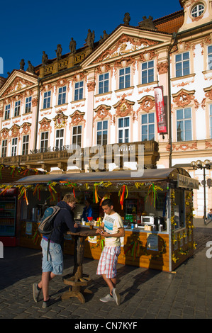 Menschen Essen Ostern Markt 2012 am Staromestske Namesti Altstadt Platz Prag Tschechische Republik Europa Stockfoto