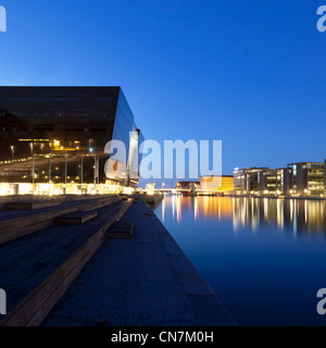 Beleuchteten Gebäuden reflektiert im städtischen Kanal Stockfoto