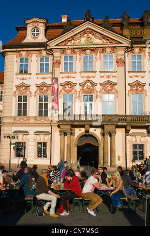 Menschen Essen und trinken zu Ostern Markt 2012 am Staromestske Namesti Altstadt Platz Prag Tschechische Republik Europa Stockfoto