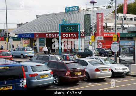 Moto Service Toddington auf der M1 in Richtung Süden mit M & S einfach, Costa, W H Smith und Burger King Restaurants Stockfoto