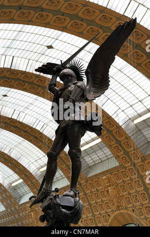 Frankreich, Paris, dem Orsay-Museum, St. Michael slaying der Drache von Emmanuel Fremiet ca. 1897, die verwendet wurde, um den Turm zu krönen Stockfoto