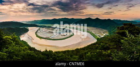 Südkorea, Noord-Gyeongsan, Mungyeong, Hoeryongpo, Panorama des Dorfes und des Flusses, die um ihn herum läuft Stockfoto