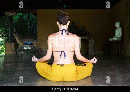 Frau praktizieren Yoga Studio Stockfoto