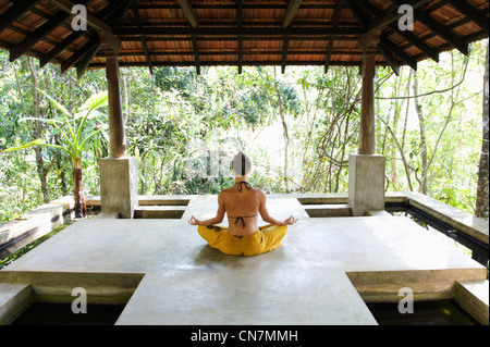 Frau praktizieren Yoga Studio Stockfoto