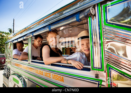 Passagiere sitzen durch die Busfenster Stockfoto