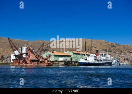 Peru, Provinz Puno, Titicacasee, Puno, auf 4000m Höhe, Boote dienen der Inseln des Sees Stockfoto