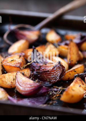 Nahaufnahme von gebratenem Gemüse im tray Stockfoto