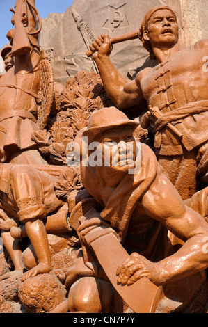 Helden auf der Basis der Mao Zedong (oder Tse Tung) Statue, Zhongshan Quadrat, Shenyang, Liaoning, China. Stockfoto