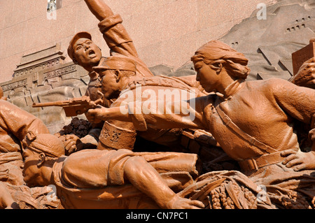 Helden auf der Basis der Mao Zedong (oder Tse Tung) Statue, Zhongshan Quadrat, Shenyang, Liaoning, China. Stockfoto