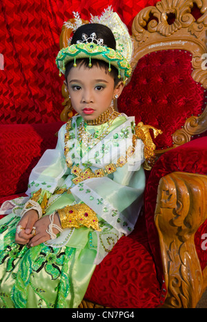 Junge pausieren während seiner Novizenweihen Zeremonie. Taungyi. Shan-Staat. Myanmar. Stockfoto