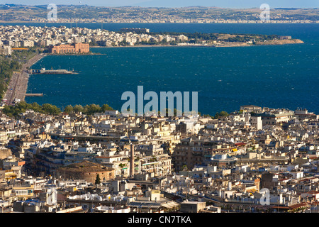 Griechenland, Mazedonien, Thessaloniki, Panoramablick über die Stadt und den Thermaischen Golf aus dem Kloster von Vlatades in der Stockfoto