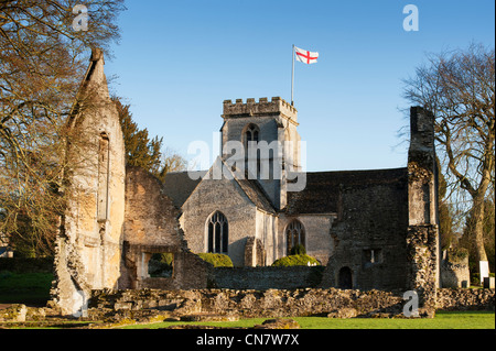 Blick durch die alten Ruinen der Minster Lovell Halle zur Pfarrkirche St. Kenelm, Minster Lovell. Stockfoto