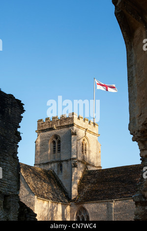 Blick durch die alten Ruinen der Minster Lovell Halle zur Pfarrkirche St. Kenelm, Minster Lovell. Stockfoto