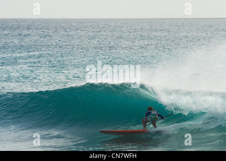 Kap Verde, Sal Insel, Ponta Preta, Mann auf einem longboard Stockfoto