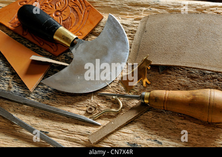 Frankreich, Haut Rhin, Mühlbach, Jean Claude Mann Sattler, nutzen des Herstellers Werkzeuge, Herstellung Kragen Kuhglocke Stockfoto