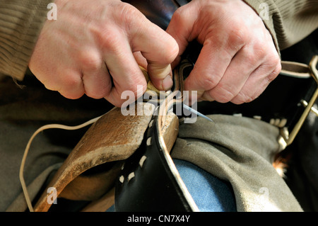 Frankreich, Haut Rhin, Mühlbach, Kabelbaum-Hersteller Jean Claude Mann, Herstellung von Kragen Kuhglocke Cowbell Nähen Stockfoto