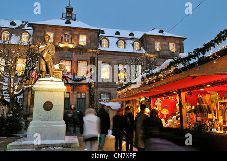 Frankreich, Doubs, Montbeliard, place Saint-Martin, Weihnachtsmarkt, Statue von Georges Cuvier wurde 1769 in Montbeliard, vorne Stockfoto