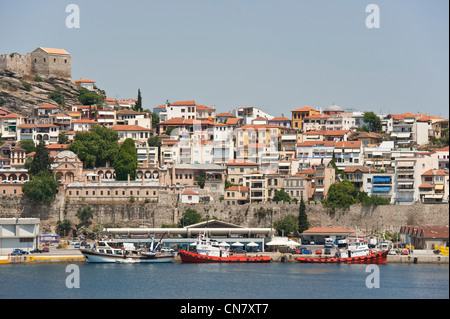 Griechenland, Mazedonien, Kavala, die Stadt ist wie ein Amphitheater um den Hafen herum gebaut und durch eine byzantinische Zitadelle gekrönt Stockfoto