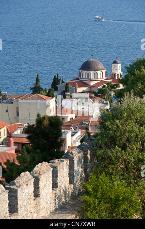 Griechenland, Mazedonien, Kavala, am Hafen, Blick auf die alte Stadt (oder Panagia) und die Ägäis von der byzantinischen Zitadelle Stockfoto