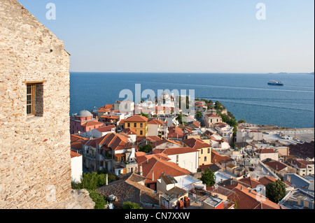 Griechenland, Mazedonien, Kavala, am Hafen, Blick auf die alte Stadt (oder Panagia) und die Ägäis von der byzantinischen Zitadelle Stockfoto