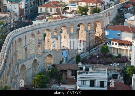 Griechenland, Mazedonien, Kavala, am Hafen, Blick über die Stadt und das Aquädukt von Kamares aus der byzantinischen Zitadelle Stockfoto