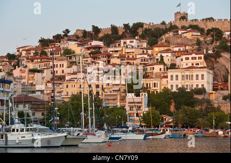 Griechenland, Mazedonien, Kavala, die Stadt ist wie ein Amphitheater um den Hafen herum gebaut und durch eine byzantinische Zitadelle gekrönt Stockfoto