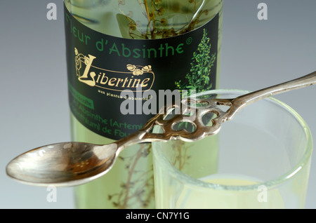 Frankreich, Haute Saone, Fougerolles, Paul Devoille Brennerei, Absinth Flasche Absinth Libertine Blume, Zucker in den Absinth Stockfoto