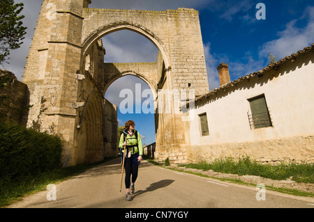 Spanien, Kastilien und Leon, Castrojeriz, ein Anschlag auf el Camino de Santiago pilgern zu Fuß unter den Arkaden des San Anton Stockfoto