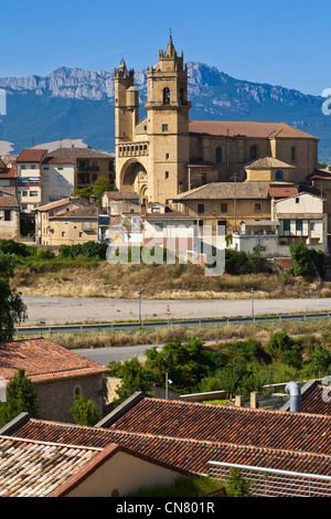 Spanien, spanische Baskenland, Provinz Alava, Rioja Alavesa, Elciego, 16. Jahrhundert San Andres Kirche mit Cantabrica Stockfoto