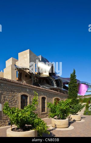 Spanien, spanische Baskenland, Provinz Alava, Rioja Alavesa, Elciego, Weinkeller mit Hotel Marques de Riscal entworfen von Stockfoto