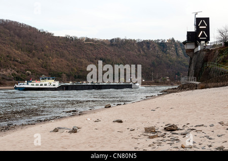 (Warnsignale) Wahrschau auf dem Rhein an der Loreley-Felsen, St. Goar, Rheinland-Pfalz, Deutschland. Stockfoto