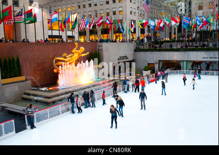 USA New York City Rockefeller Center Ice Skating Rink Winterspaß im freien skate 30 Rock NBC Prometheus Statue Stockfoto