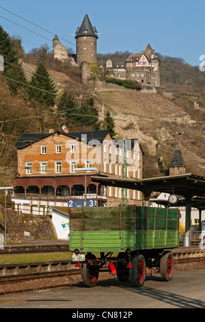 Bahnhof Bacharach & Burg Stahleck in der UNESCO aufgeführt "Oberes Mittelrheintal", Rheinland-Pfalz, Deutschland. Stockfoto