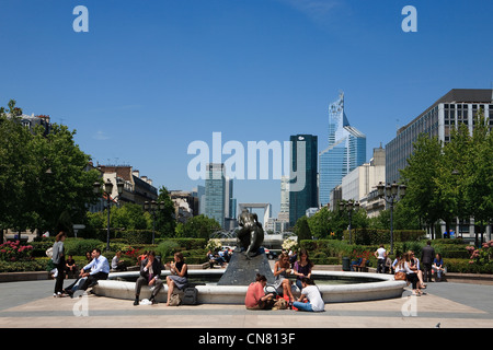 Hauts-de-Seine, Frankreich, Neuilly-Sur-Seine, Blick über La Défense Viertel von Avenue Charles de Gaulle und Skulptur namens Le Stockfoto