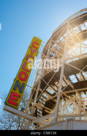 USA New York City NY New York Brooklyn Coney Island Amusement Park und Strand die Cyclone-Achterbahn Stockfoto