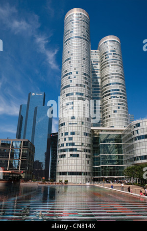 Frankreich, Hauts-de-Seine, La Défense, Coeur Verteidigung und insgesamt Gebäuden und La Fontaine des Künstlers Yaacov Agam Stockfoto