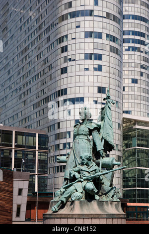 Frankreich, Hauts-de-Seine, La Défense, Statue namens La Defense de Paris und Coeur Verteidigung Gebäude im Hintergrund Stockfoto