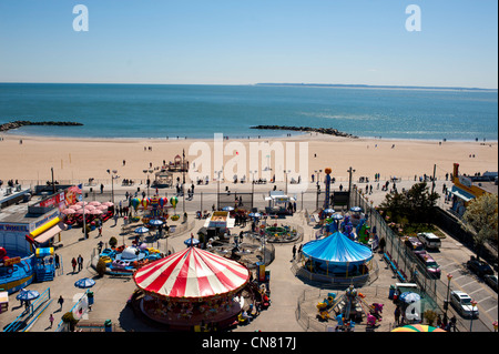 USA New York City Brooklyn NY NYC Coney Island Überblick über einige der Vergnügungspark Fahrten und Strand Stockfoto