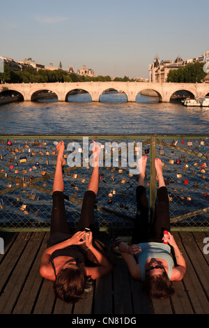 Frankreich, Paris, Seine Ufer, Weltkulturerbe der UNESCO, Menschen auf der Paserelle des Arts (Arts Fußgängerbrücke) Stockfoto