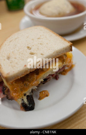 USA New York City Manhattan Katzs Delicatessen Deli - Hot Reuben Sandwich mit Matzo Ball Suppe Stockfoto