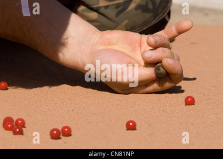 Weltmeister Marbles Championship Karfreitag Tinsley Green Sussex UK. Spielte vor dem Greyhound Pub. 2012 2010ER UK HOMER SYKES Stockfoto