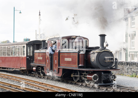 Dampflok zieht einen Personenzug auf der England wieder Bahn Stockfoto