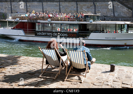 Frankreich, Paris, das Seine-Ufer, Weltkulturerbe der UNESCO, Paris Plage, Menschen von der Pont Marie Stockfoto