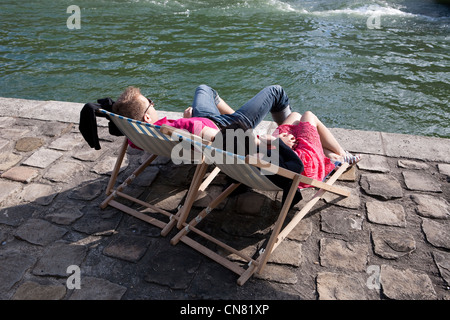 Frankreich, Paris, das Seine-Ufer, Weltkulturerbe der UNESCO, Paris Plage, Menschen von der Pont Marie Stockfoto
