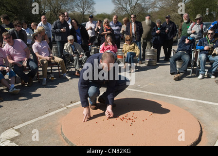 Weltmeister Marbles Championship Karfreitag Tinsley Green Sussex UK. Spielte vor dem Greyhound Pub. 2012 2010ER UK HOMER SYKES Stockfoto