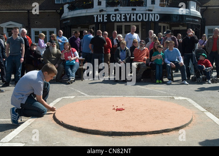 Weltmeister Marbles Championship Karfreitag Tinsley Green West Sussex UK. Spielte vor dem Greyhound Pub. 2012 2010ER UK HOMER SYKES Stockfoto