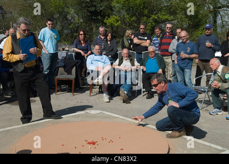 Weltmeister Marbles Championship Karfreitag Tinsley Green Sussex UK. Spielte vor dem Greyhound Pub. 2012 2010ER UK HOMER SYKES Stockfoto